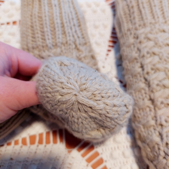 Faux sherpa lined mittens - Picture 6 of 8